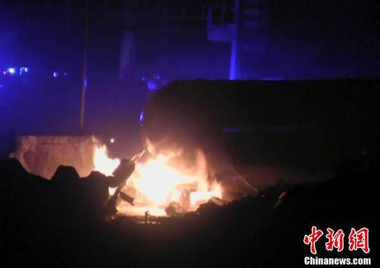 火災現(xiàn)場，可以看到一個儲氣罐正在熊熊燃燒。