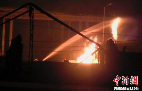 消防人員在現(xiàn)場進行滅火。