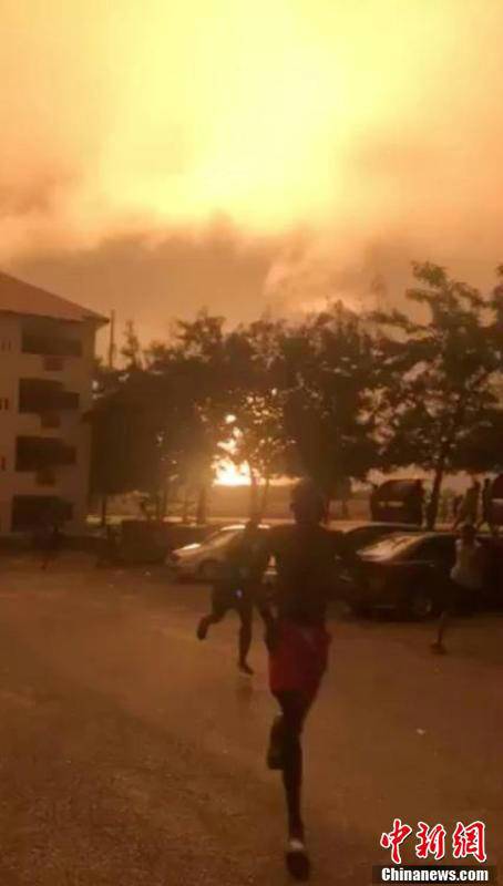 現(xiàn)場目擊者稱，該燃氣站爆炸后引燃了相鄰的一個加油站，引發(fā)二次爆炸。